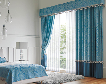 特徴のある柄を施したカーテンとバランスのイメージ 寝室