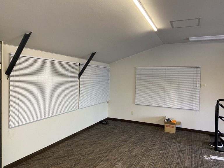 壁と同色のヨコ型ブラインド施工後 壁に馴染んで部屋が広く見える