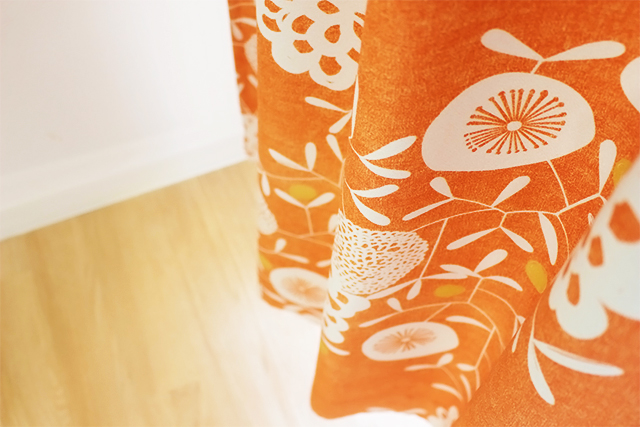 【オーダーカーテン】デザインライフ　フワフワ漂う綿毛が癒しのカーテン　ハナカザリ　オレンジ　裾 