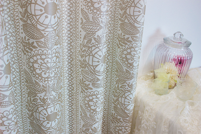 フィンランドの草花を上品なプリントに。北欧風デザイン遮光カーテン 