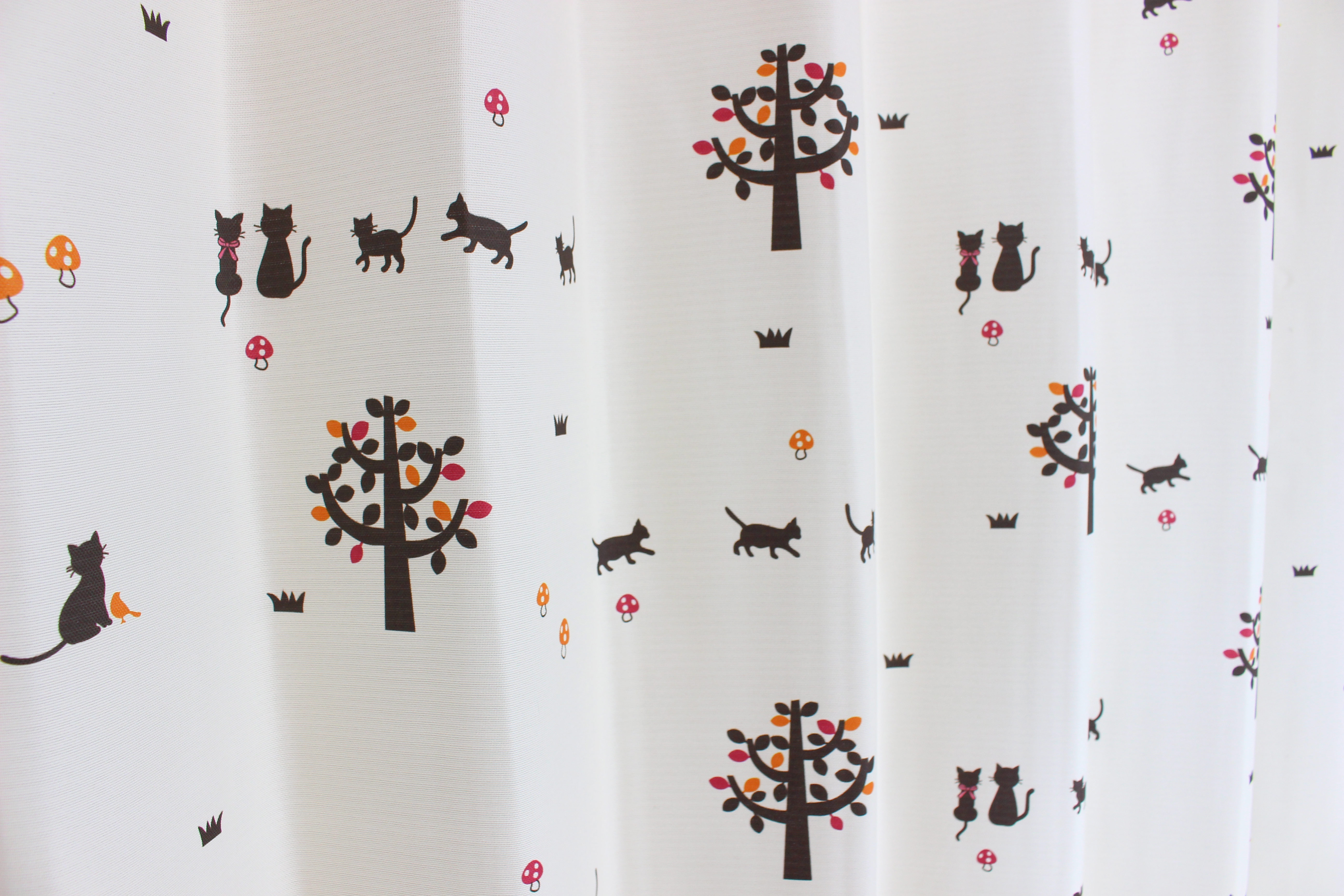 かわいい猫に癒される遮光のカーテン｜【既製品カーテン：2枚入り